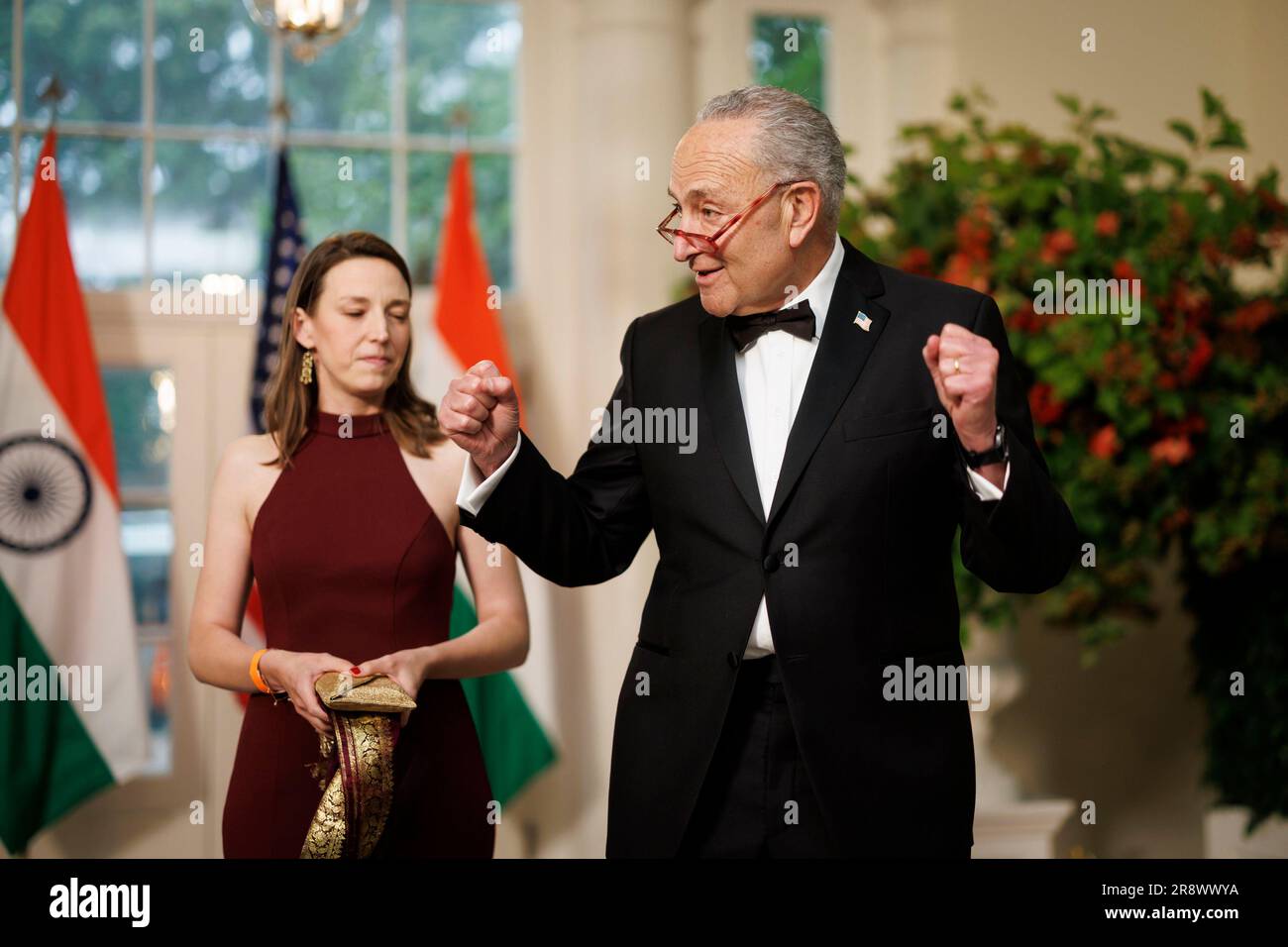 Washington, Stati Uniti. 22 giugno 2023. Il leader della maggioranza del Senato Chuck Schumer, un democratico di New York, a destra, ed Elizabeth Weiland, arrivano ad una cena di stato in onore del primo ministro indiano Narendra modi ospitata dal presidente degli Stati Uniti Joe Biden e dalla First Lady Jill Biden alla Casa Bianca di Washington, DC giovedì 22 giugno 2023. Biden e modi annunciarono una serie di accordi commerciali e di difesa progettati per migliorare i legami militari ed economici tra le loro nazioni durante una visita di stato alla Casa Bianca oggi. Foto di Ting Shen/UPI credito: UPI/Alamy Live News Foto Stock