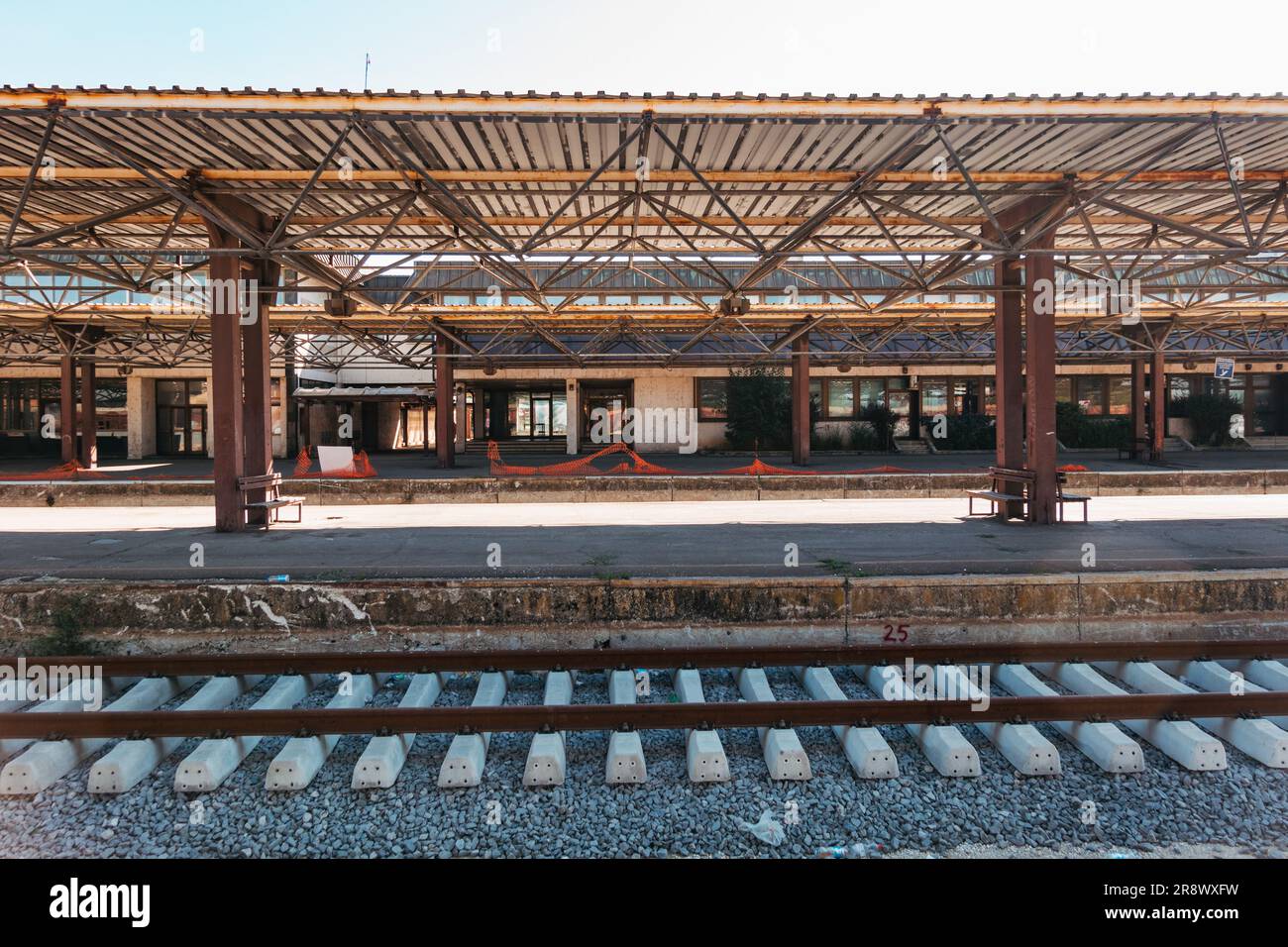 Nuovi binari disposti su traversine di cemento presso la stazione ferroviaria di Fushë Kosovë, alla periferia di Pristina, in Kosovo Foto Stock