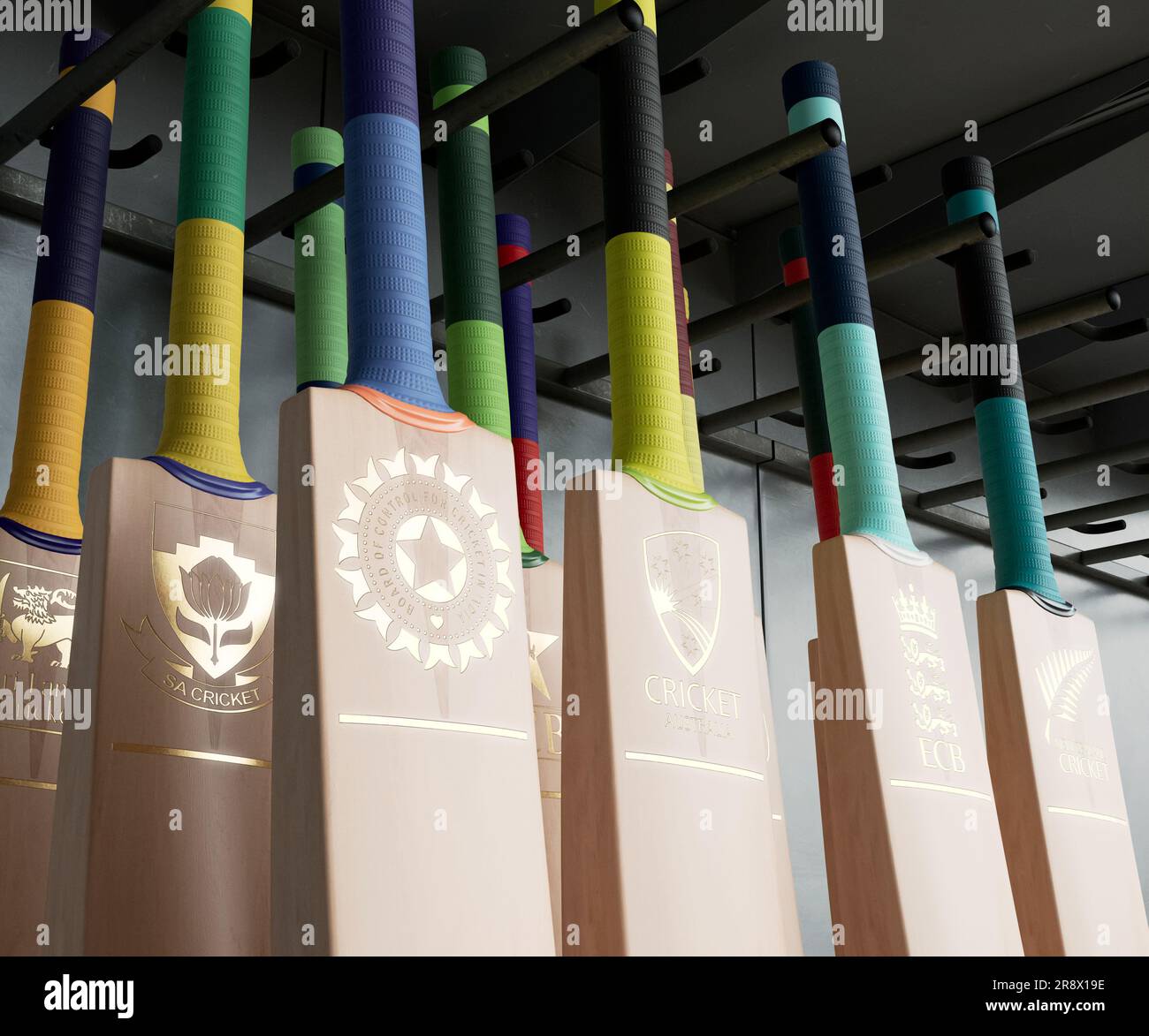 Una collezione di mazze da cricket impresse con loghi dorati dei paesi affiliati all'ICC, disposti su un espositore dello scaffale - 2 aprile 2023 Foto Stock