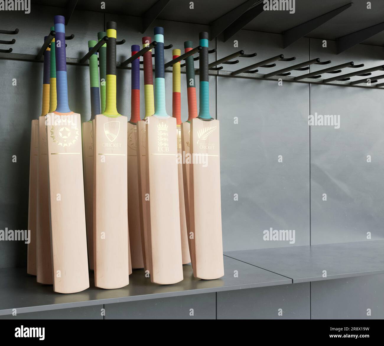 Una collezione di mazze da cricket impresse con loghi dorati dei paesi affiliati all'ICC, disposti su un espositore dello scaffale - 2 aprile 2023 Foto Stock