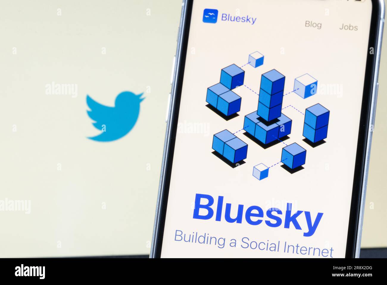 Tokyo, Giappone. 28 aprile 2023. Bluesky app di Bluesky PBLLC è stata pubblicata a Tokyo, in Giappone, il 28 aprile 2023. Bluesky è un progetto decentralizzato di protocollo di social network. Questo progetto è stato annunciato per la prima volta dall'allora CEO di Twitter Jack Dorsey su Twitter nel 2019. Nel 2021, è stato scorporato da Twitter, Inc. E incorporato come una società di pubblica utilità indipendente lo stesso anno. Crediti: Hideki Yoshihara/AFLO/Alamy Live News Foto Stock