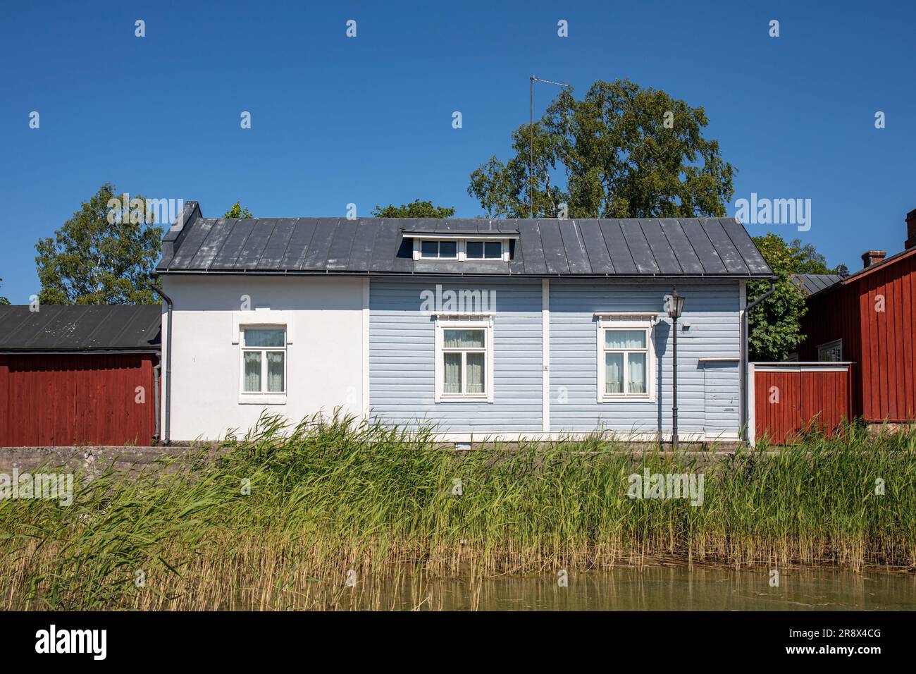 Vecchio edificio residenziale in legno a Eteläinen Rantakatu 4 o Södra Standgatan 4 a Barckens Udde, la città vecchia di Tammisaari o Ekenäs, Finlandia Foto Stock