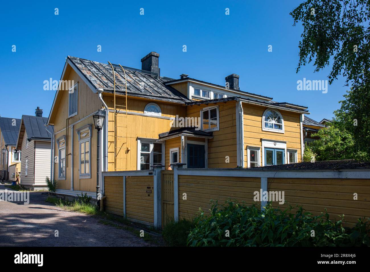 Vecchia casa di legno in una soleggiata giornata estiva a Sadelmakargatan 3 o Satulasepänkatu 3 a Barckens Udde, la città vecchia di Ekenäs o Tammisaari, Finlandia Foto Stock Vecchia casa di legno in una soleggiata giornata estiva a Sadelmakargatan 3 o Satulasepänkatu 3 a Barckens Udde, la città vecchia di Ekenäs o Tammisaari, Finlandia Foto Stock