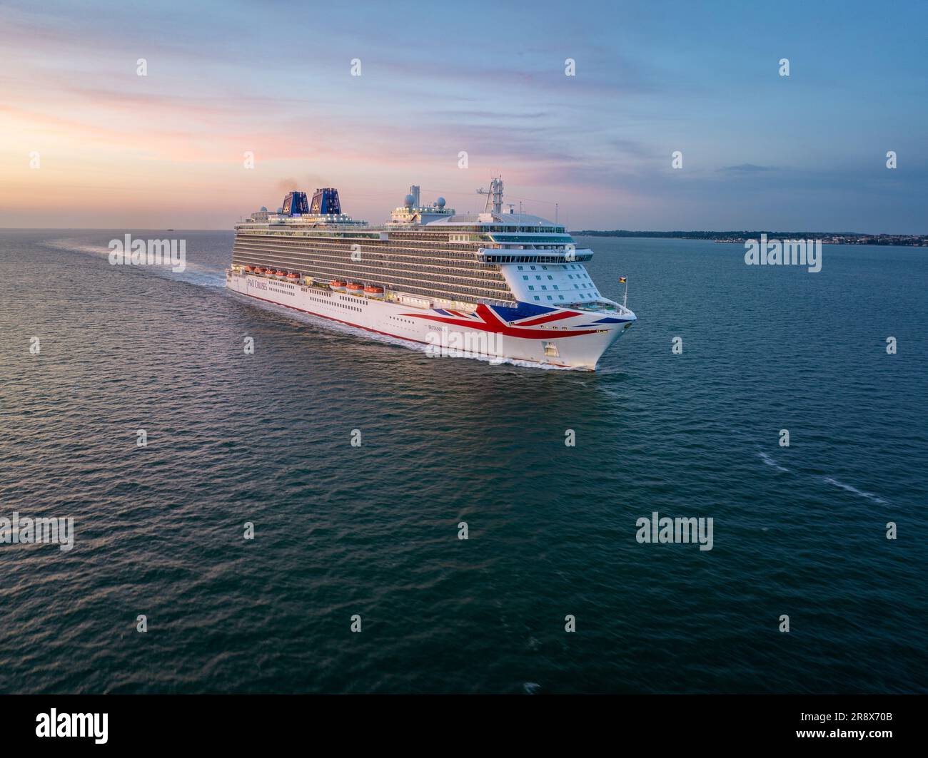 Britannia è una nave da crociera della flotta P&o Cruises. vista aerea in arrivo di mattina presto Foto Stock