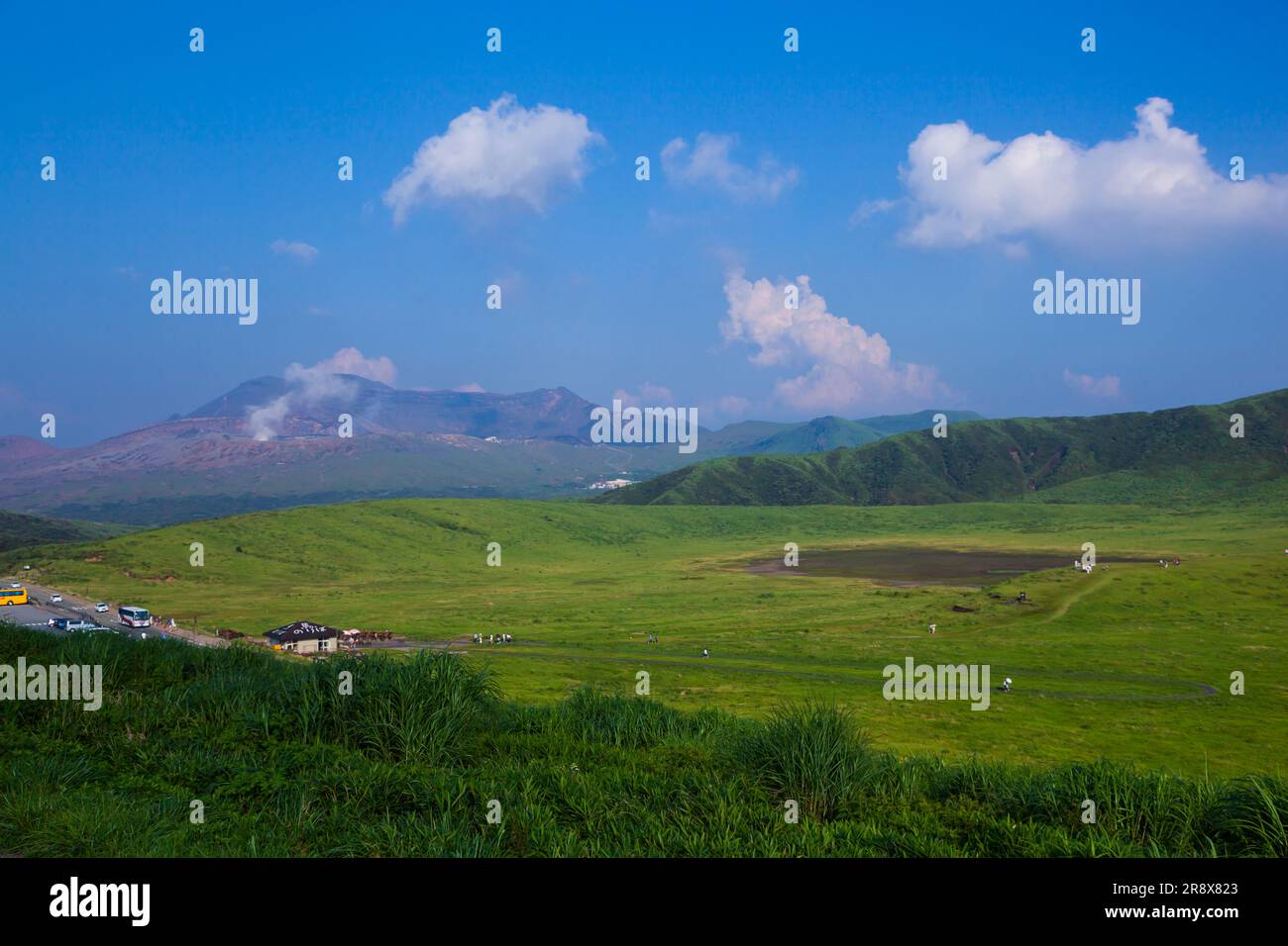 Cratere del monte Asosan Nakadake e cratere Aso kusasenri Foto Stock