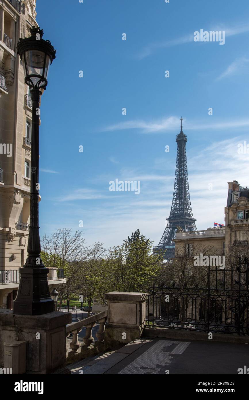 La Torre Eiffel è vista dalla strada di Parigi Foto Stock
