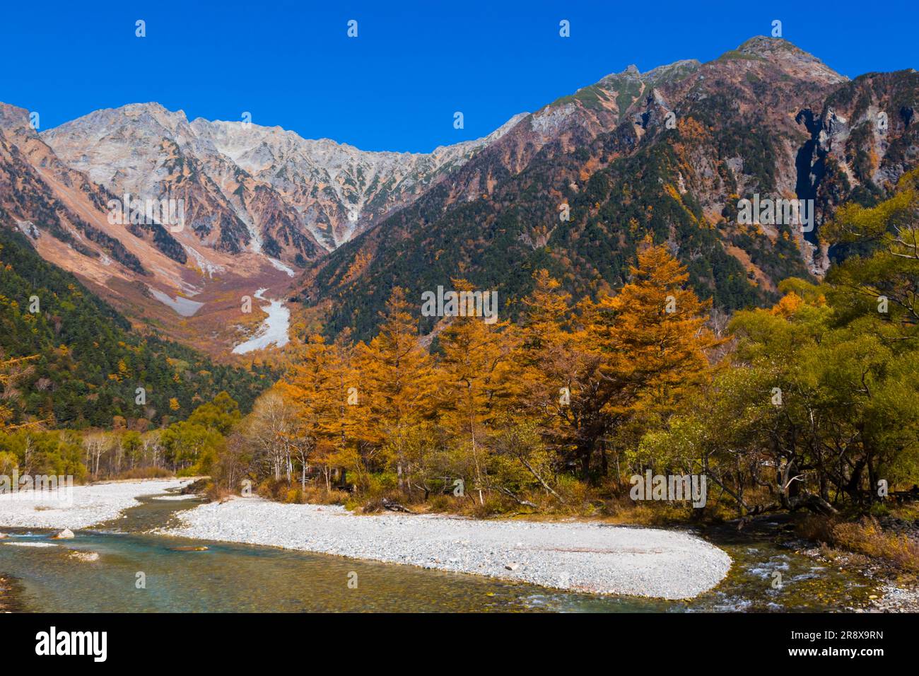 Fiume Azusagawa e montagne Hotaka Foto Stock