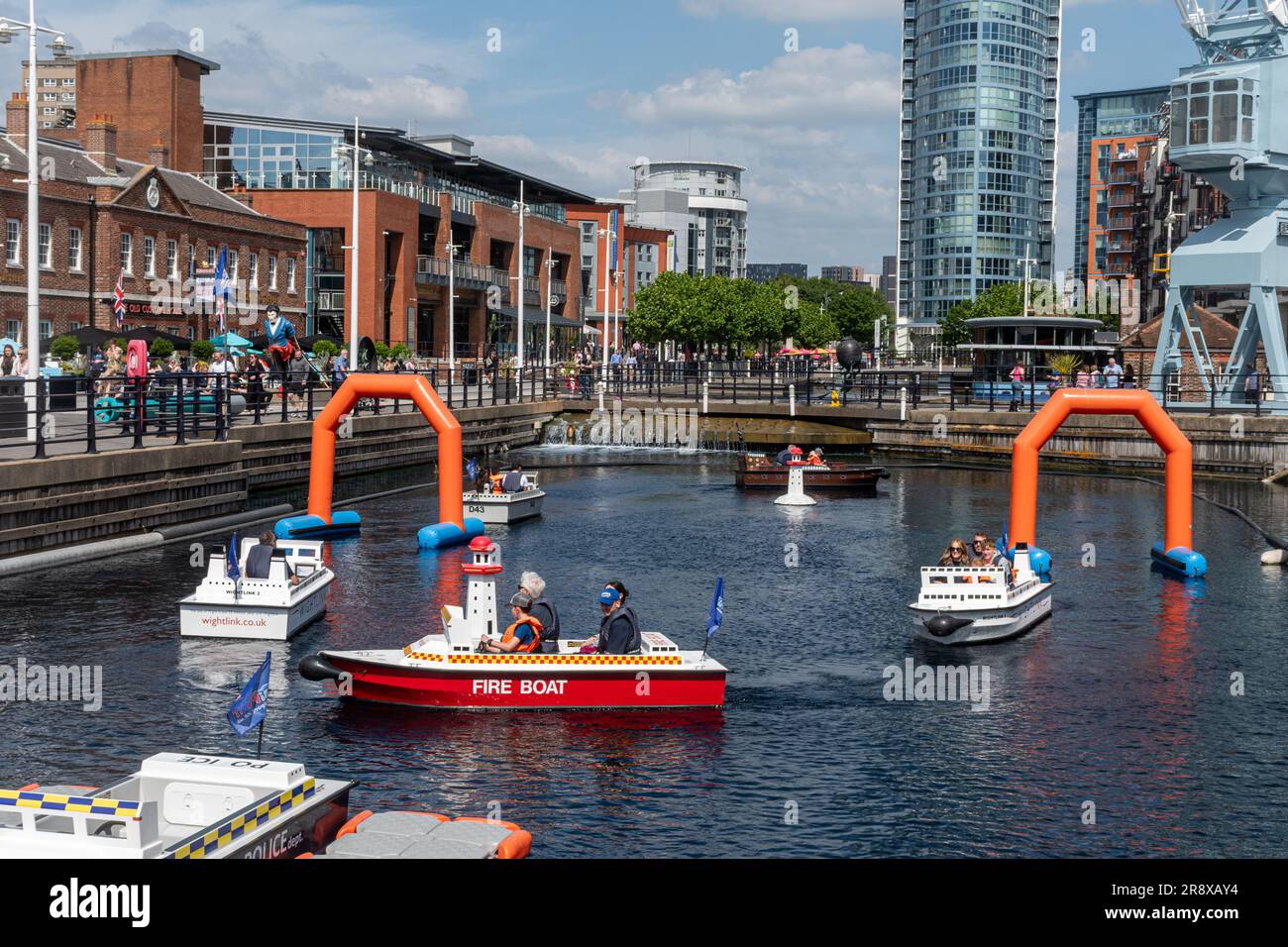 Gite in barca per famiglie sul canale a Gunwharf Quays, una popolare attrazione turistica a Portsmouth, Hampshire, Inghilterra, Regno Unito Foto Stock