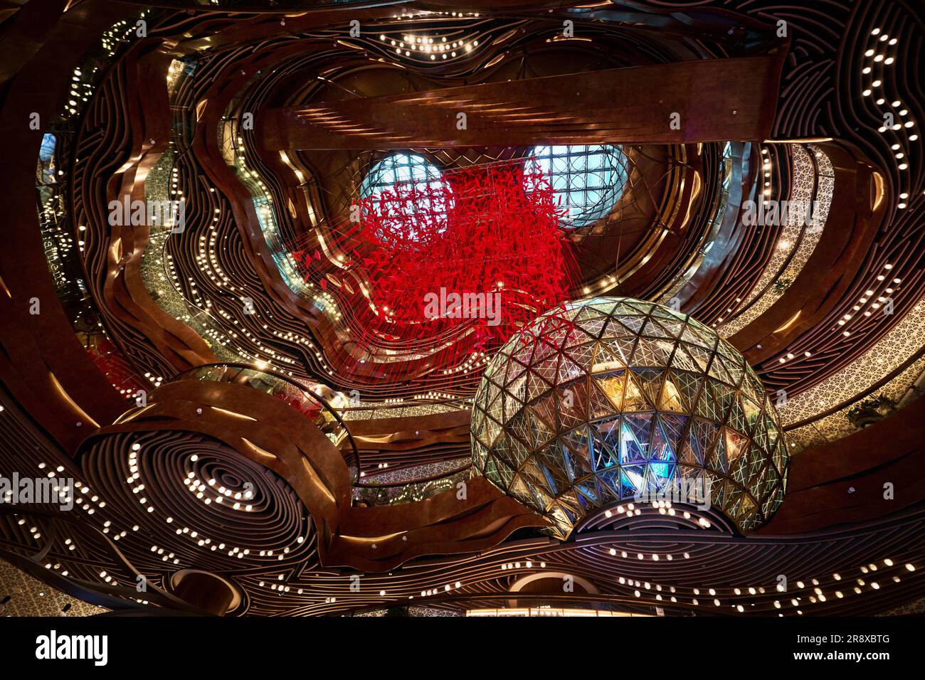 Hong Kong, Cina - aprile 2023: Il K11 Musea è un centro commerciale situato sul lungomare di Tsim Sha Tsui, Kowloon Foto Stock