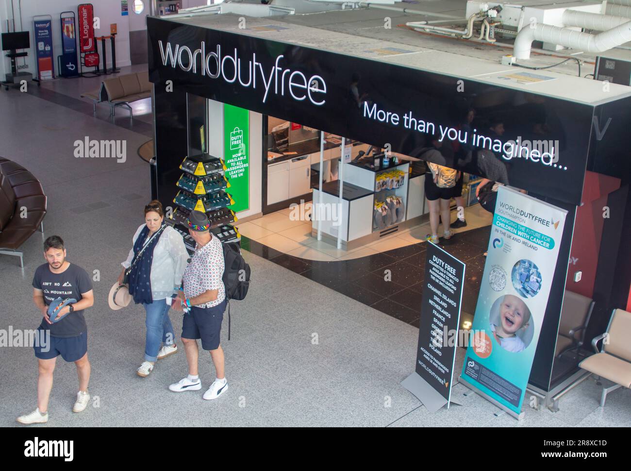 19 giugno 23. I viaggiatori che lasciano il duty free shop nell'aeroporto regionale di Southampton nel sud dell'Inghilterra entrando nell'area d'attesa con posti a sedere Foto Stock