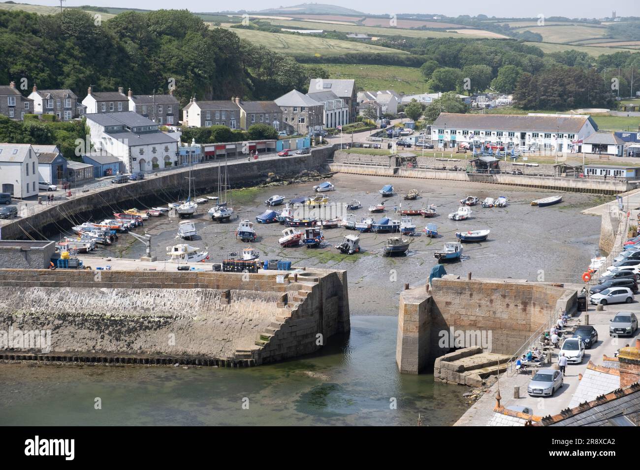 Vista del porto di Porthleven in Cornovaglia, Inghilterra, con barche da pesca in bassa marea. Foto Stock