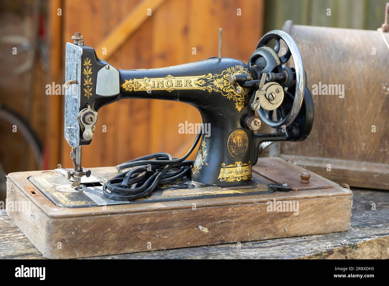 Vecchia macchina da cucire Singer d'epoca trovata nel capannone Foto Stock