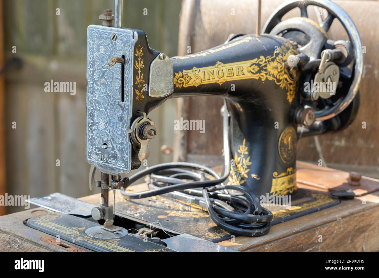 Vecchia macchina da cucire Singer d'epoca trovata nel capannone Foto stock  - Alamy