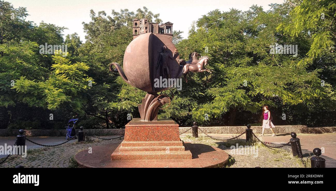ODESSA, UCRAINA - 18 GIUGNO 2019: Questo è un monumento a Orange, che salvò Odessa, dedicato a un evento storico nella vita della città. Foto Stock