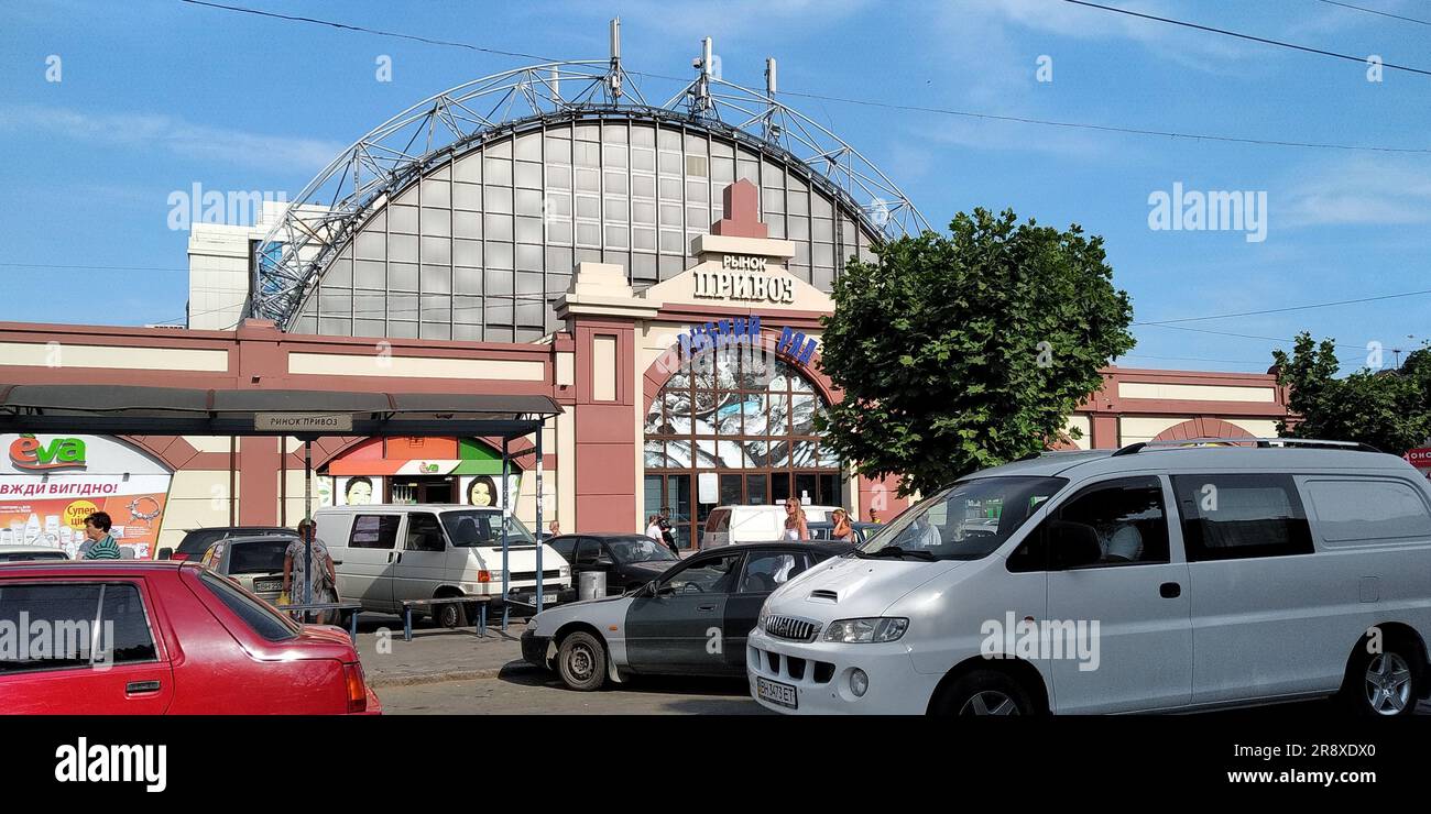 ODESSA, UCRAINA - 20 GIUGNO 2019: Privoz è un grande mercato alimentare all'interno del centro storico della città, considerato una delle attrazioni della città. Foto Stock