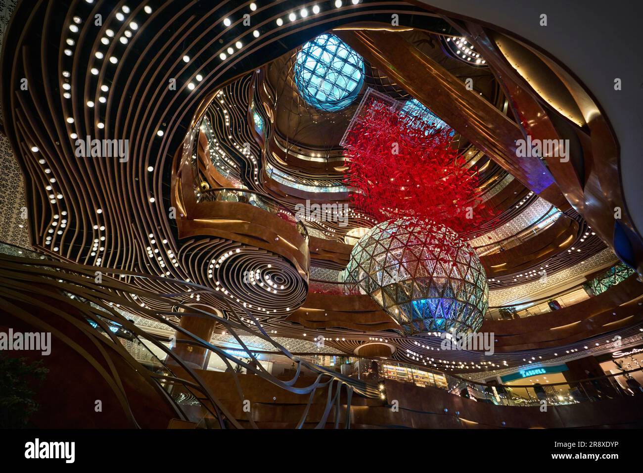 Hong Kong, Cina - aprile 2023: Il K11 Musea è un centro commerciale situato sul lungomare di Tsim Sha Tsui, Kowloon Foto Stock