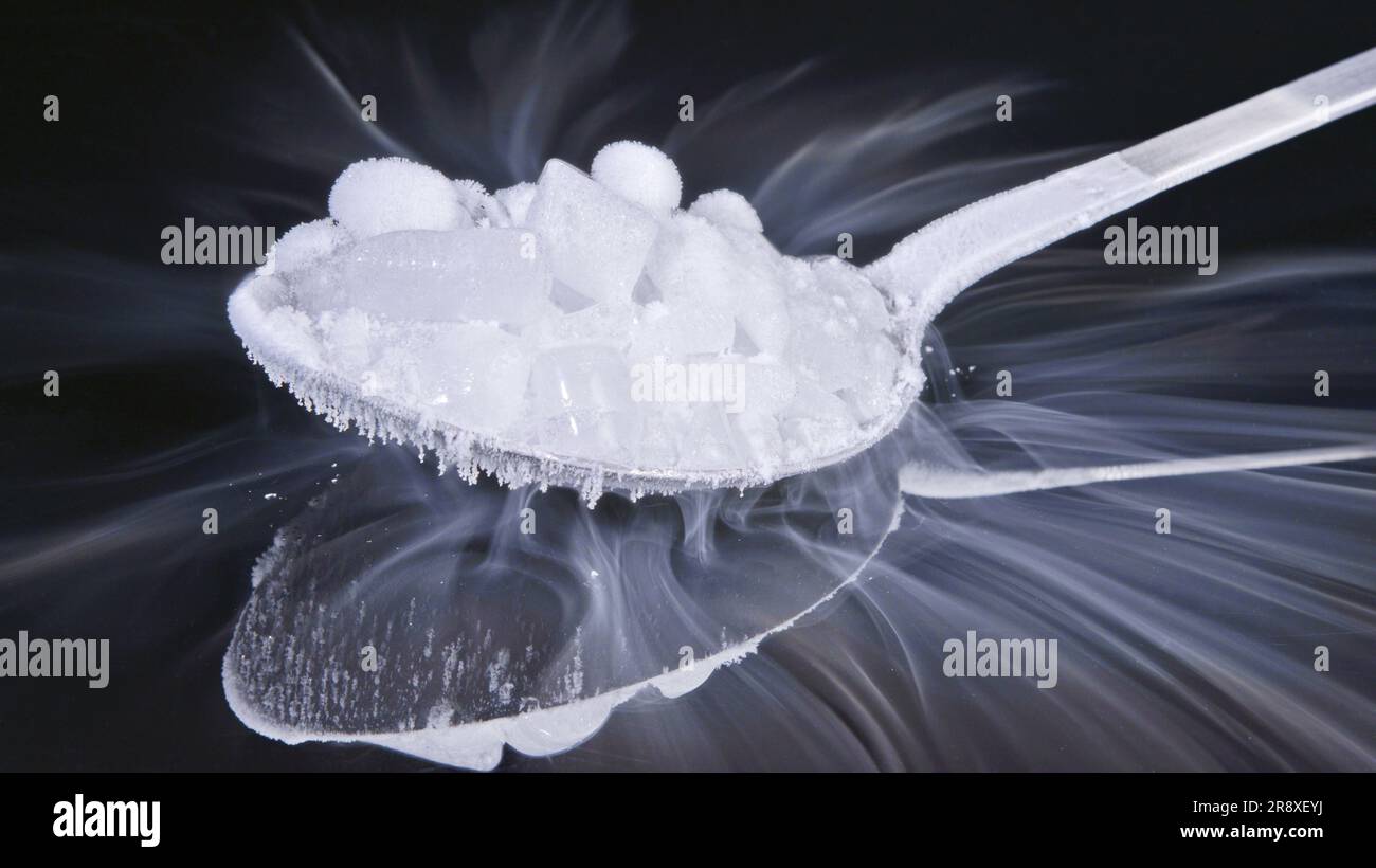 Il ghiaccio secco con fumo Foto stock - Alamy