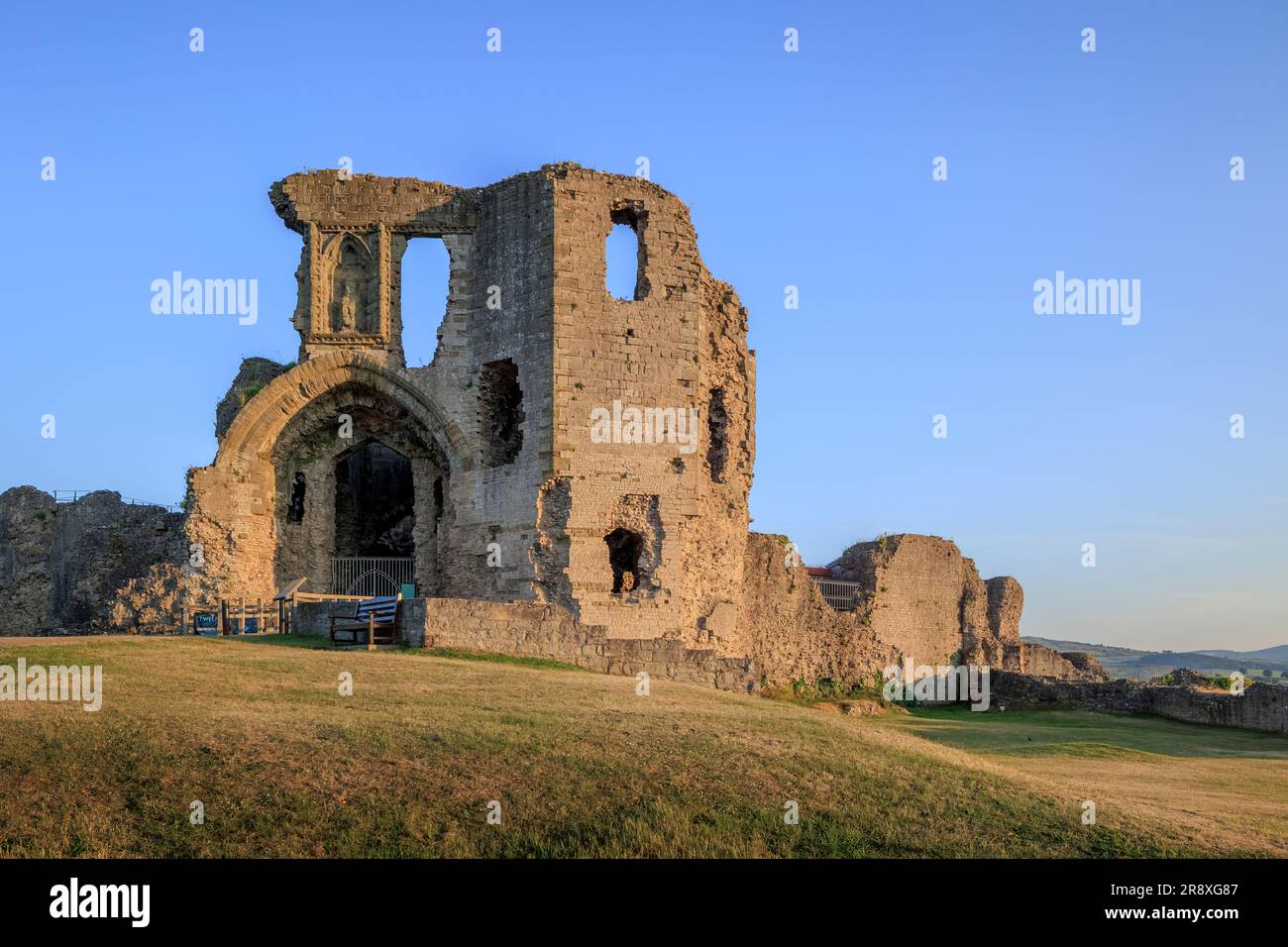 Castello di Denbigh nella luce serale del Denbighshire Galles Foto Stock