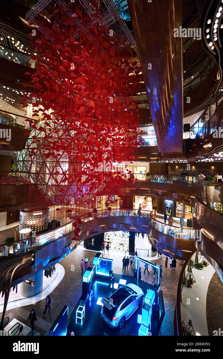 Hong Kong, Cina - aprile 2023: Il K11 Musea è un centro commerciale situato sul lungomare di Tsim Sha Tsui, Kowloon Foto Stock