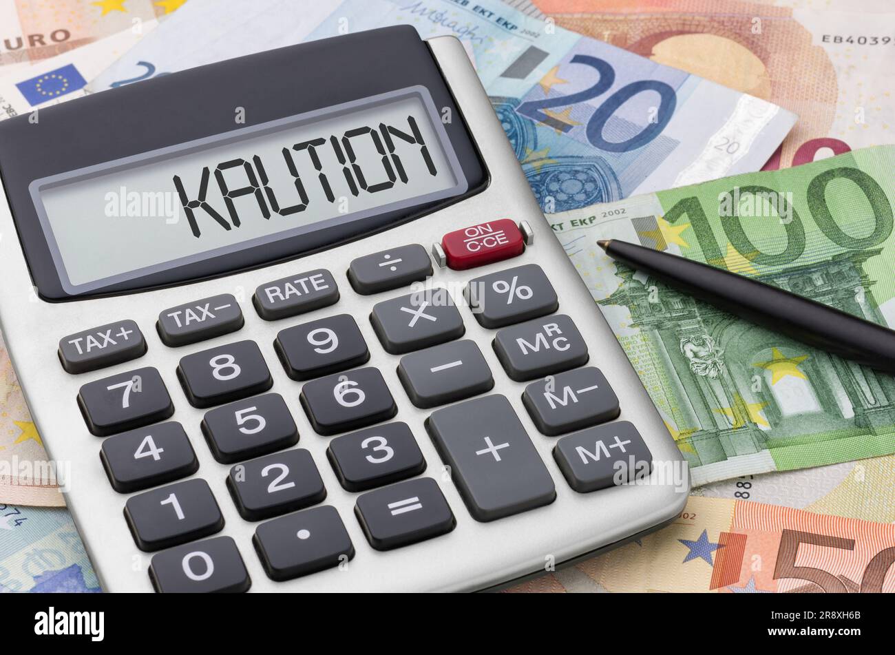 Calcolatrice con denaro e penna - Deposito in tedesco - Kaution Foto stock  - Alamy