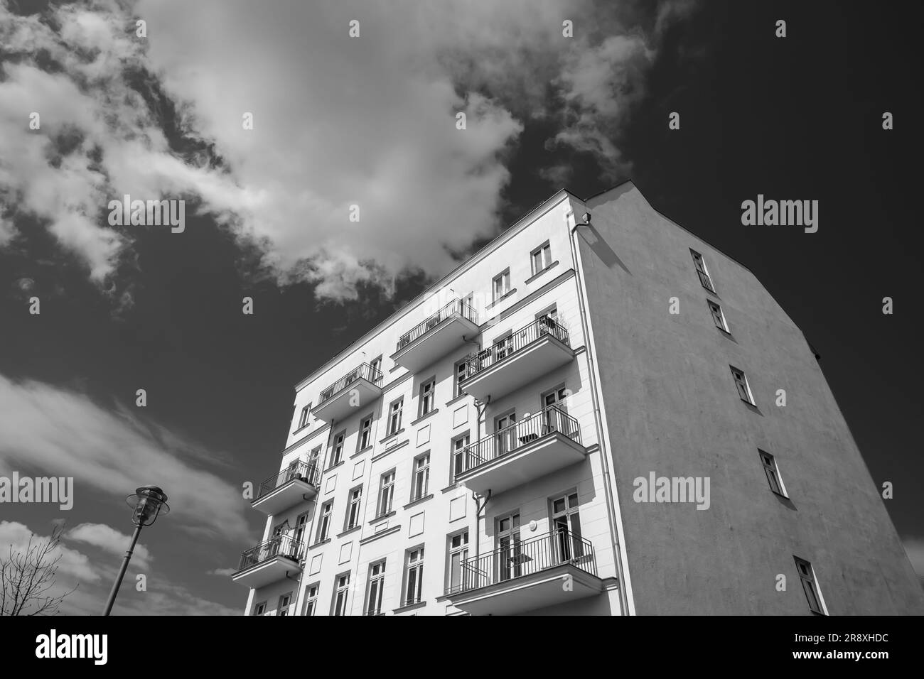 Berlino, Germania - 18 aprile 2023 : Vista di un tipico edificio residenziale con balcone a Berlino Germania in bianco e nero Foto Stock