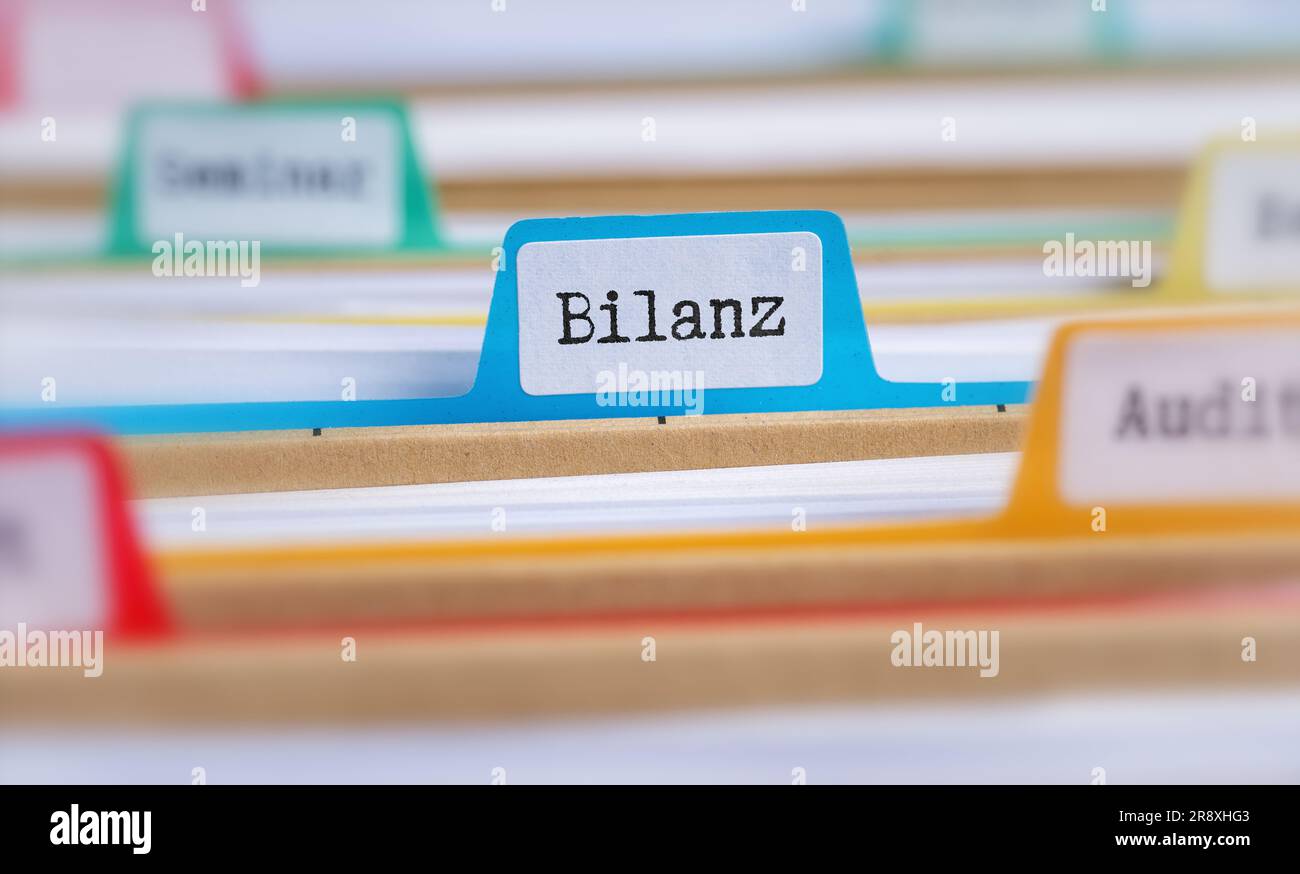 Cartelle di file con una scheda denominata ordinanza in tedesco - Bilanz Foto Stock