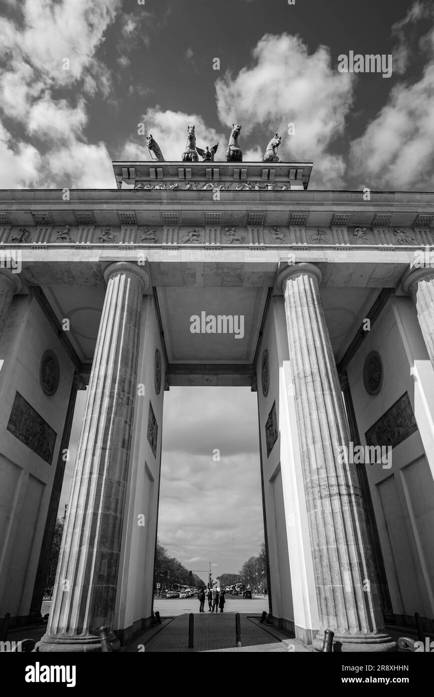 Berlino, Germania - 18 aprile 2023 : Vista della porta di Brandeburgo o Brandenburger Tor a Berlino Germania in bianco e nero Foto Stock