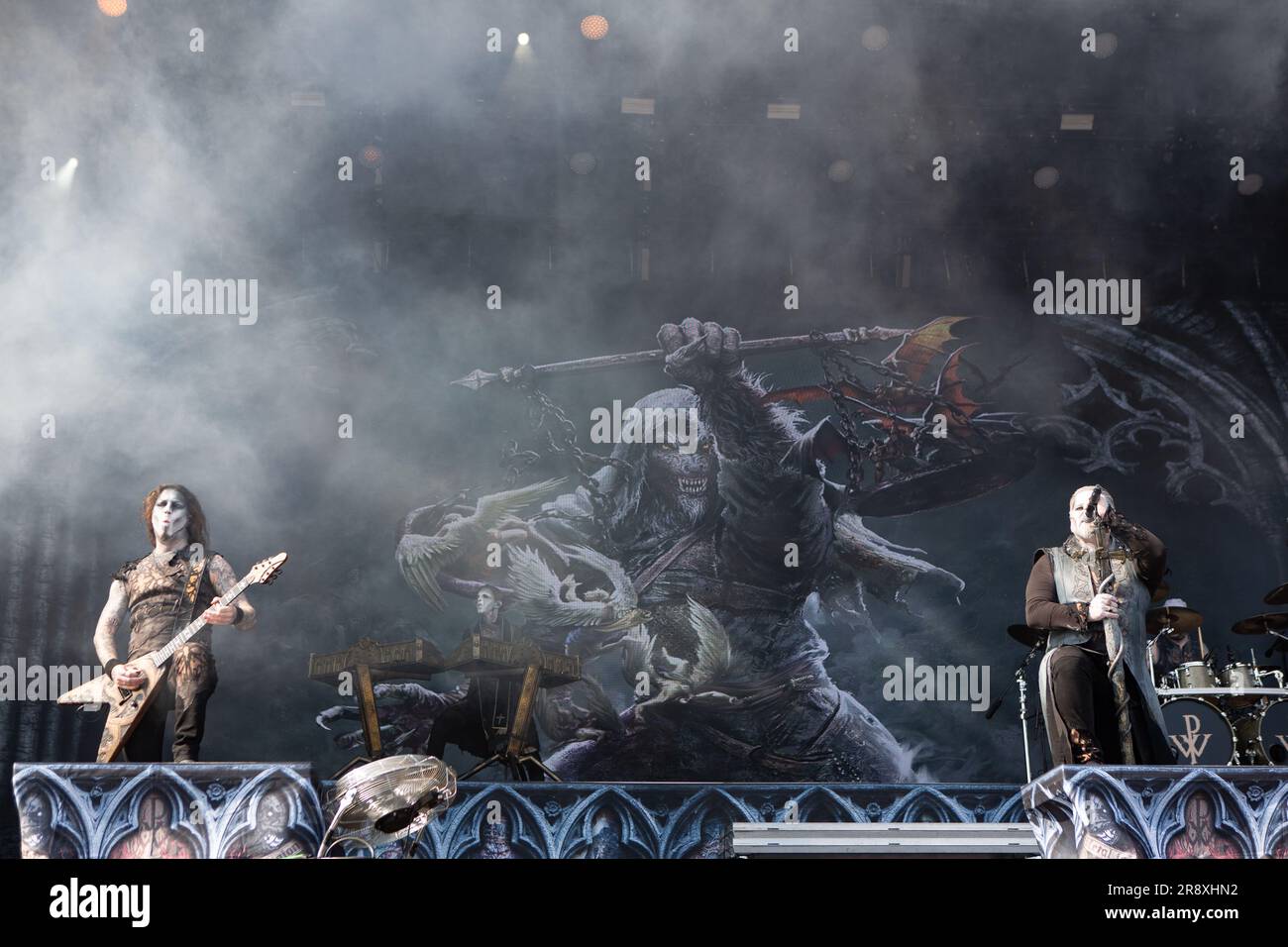 Oslo, Norvegia. 22 giugno 2023. La band power metal tedesca Powerwolf esegue un concerto dal vivo durante il festival musicale norvegese Tons of Rock 2023 a Oslo. Qui la cantante Attila Dorn (R) è vista dal vivo sul palco con il chitarrista Matthew Greywolf (L). (Foto: Gonzales Photo/Alamy Live News Foto Stock