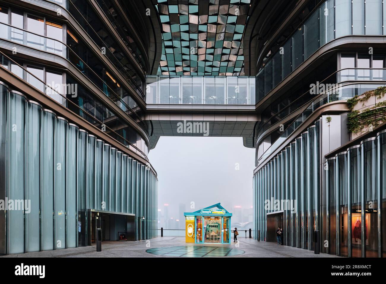 Hong Kong, Cina - aprile 2023: Moderno centro commerciale K11 Musea e la sua facciata in vetro a Tsim Sha Tsui Foto Stock