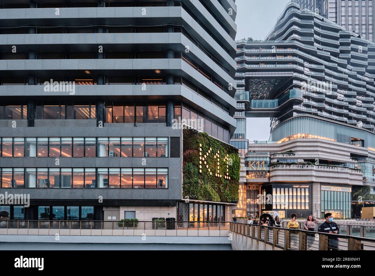 Hong Kong, Cina - aprile 2023: Moderno centro commerciale K11 Musea e la sua facciata in vetro a Tsim Sha Tsui Foto Stock
