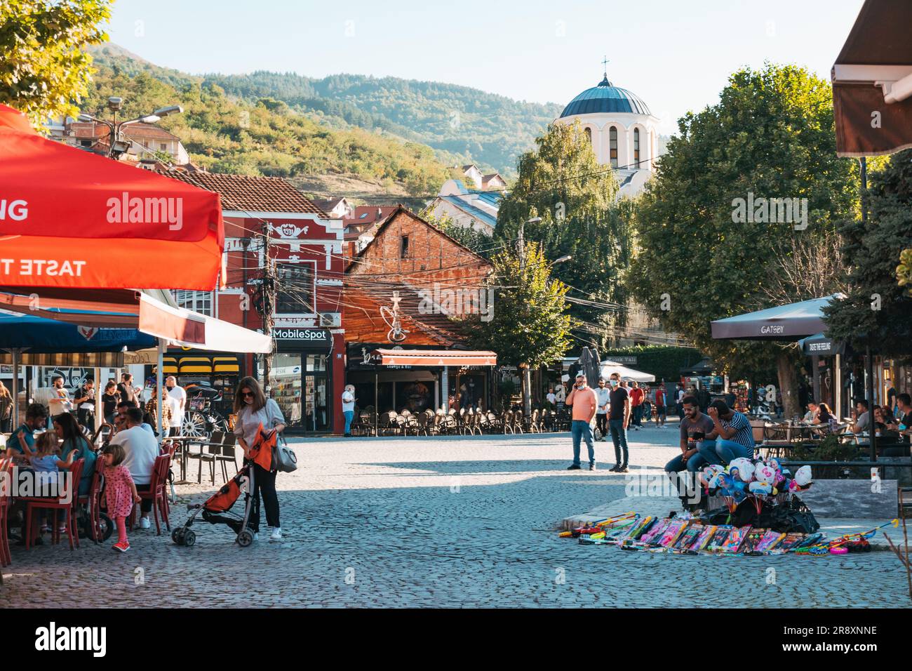 Una piazza nel centro storico di Prizren, in Kosovo Foto Stock