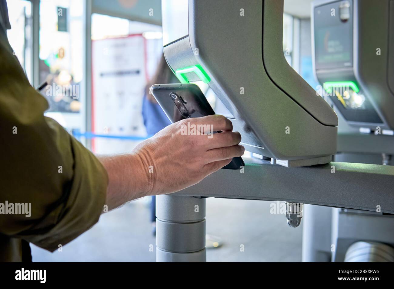 Persona che utilizza il codice qr o l'app per smartphone per entrare in un aeroporto o in una sala convegni, in un ufficio o in qualsiasi area con controllo di sicurezza Foto Stock