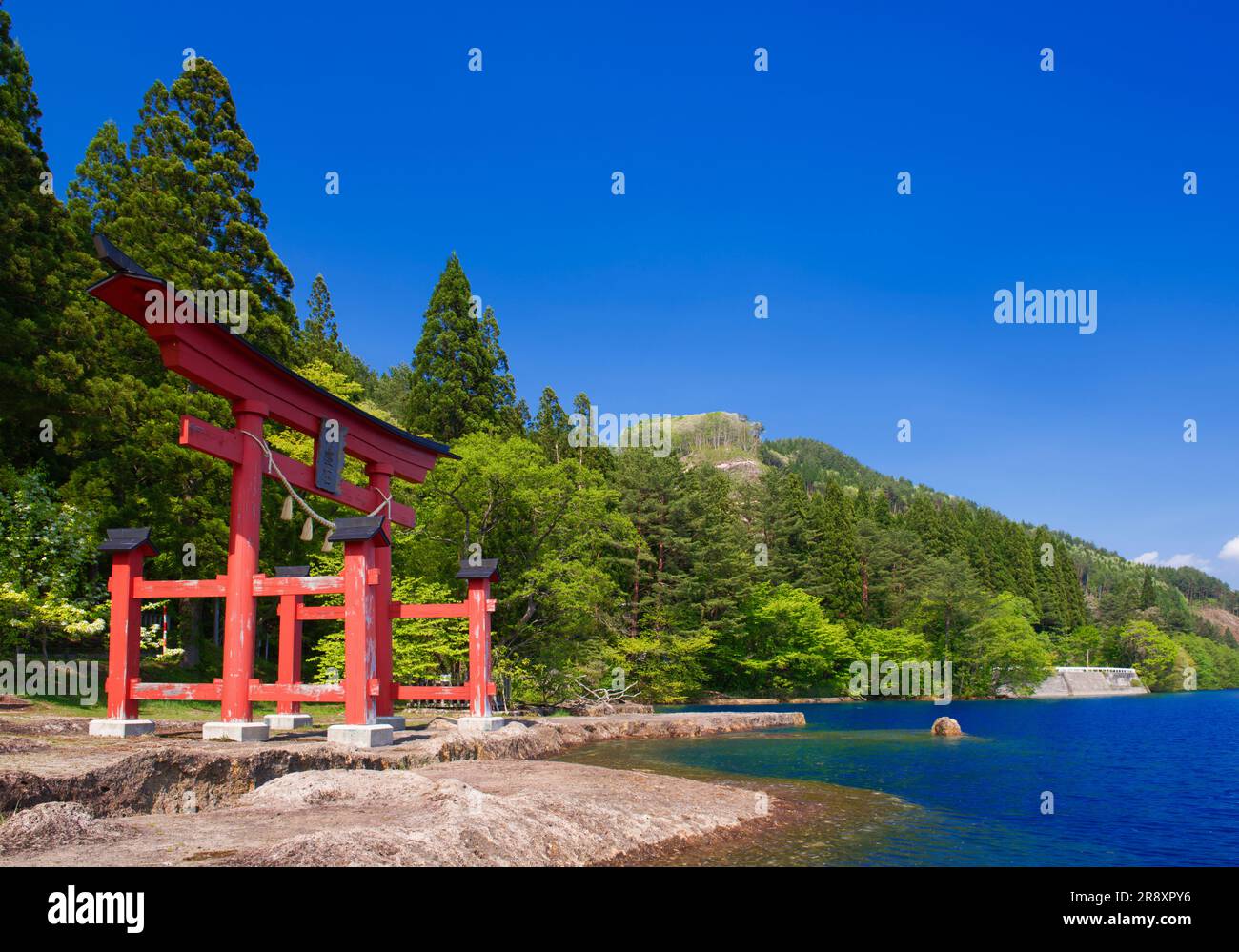 Lago Tazawa e santuario Ozaishi Foto Stock