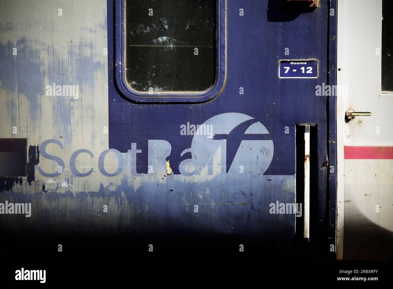 Marchio "ScotRail" sul lato del vecchio carrello ferroviario Mark 3. Foto Stock