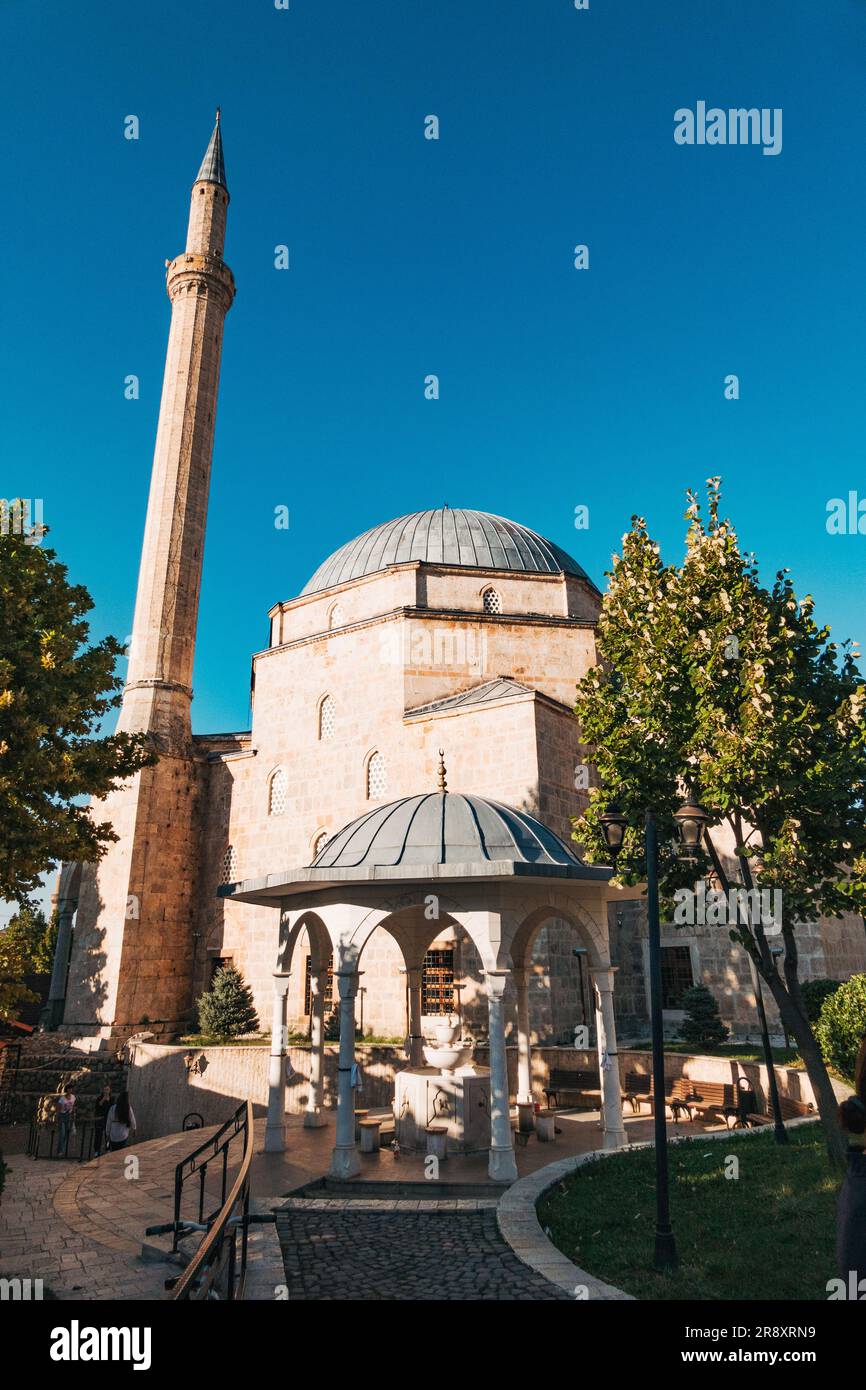 La moschea Sinan Pasha, costruita nel 1615 a Prizren – spesso considerata la capitale culturale del Kosovo Foto Stock
