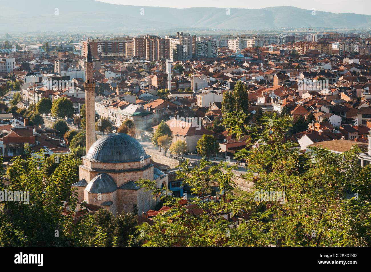 La moschea Sinan Pasha, costruita nel 1615 a Prizren – spesso considerata la capitale culturale del Kosovo Foto Stock