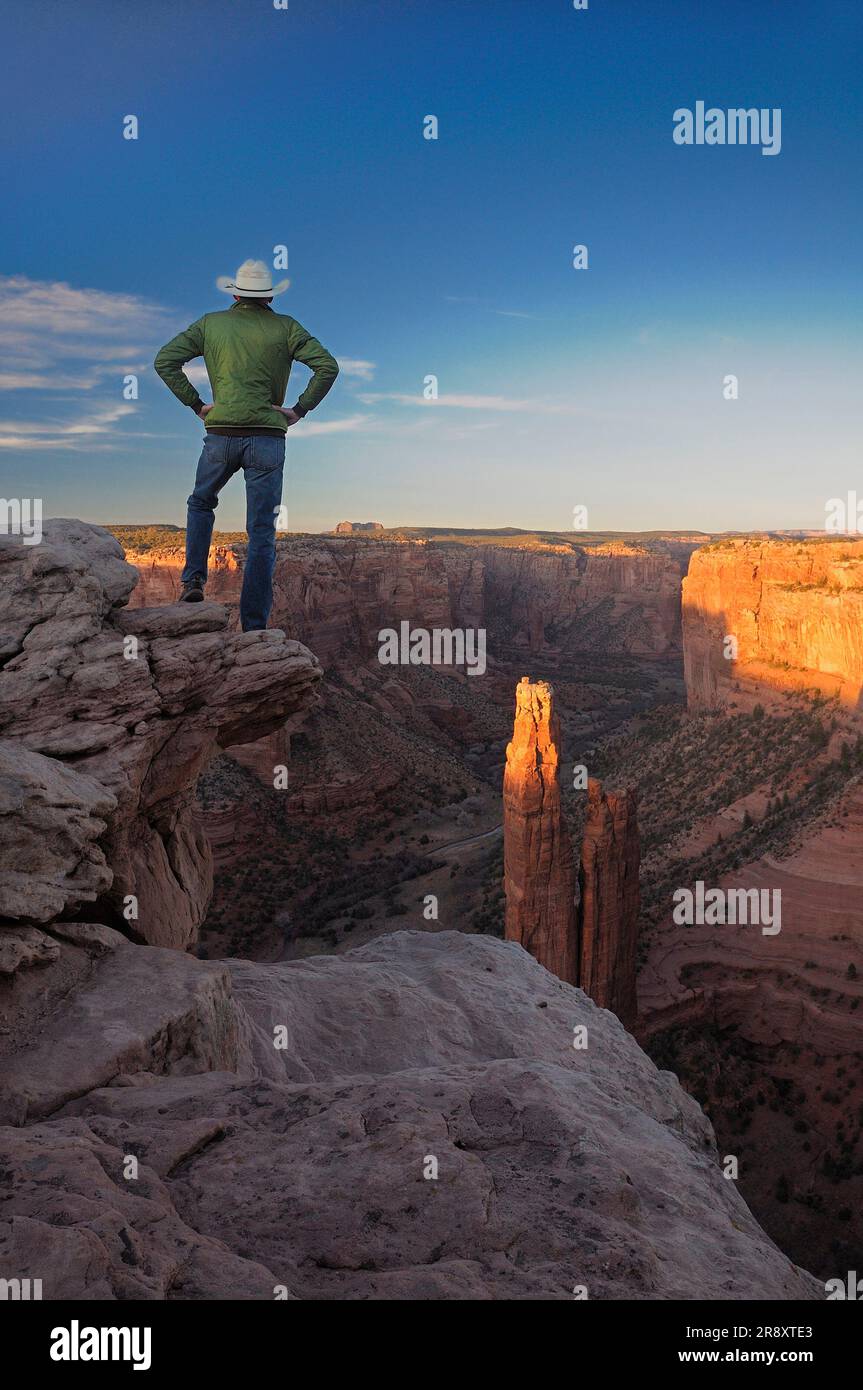 Un uomo che guarda Spider Rock all'ultima luce della sera, Canyon de Chelly National Monument, Arizona, USA. Foto Stock