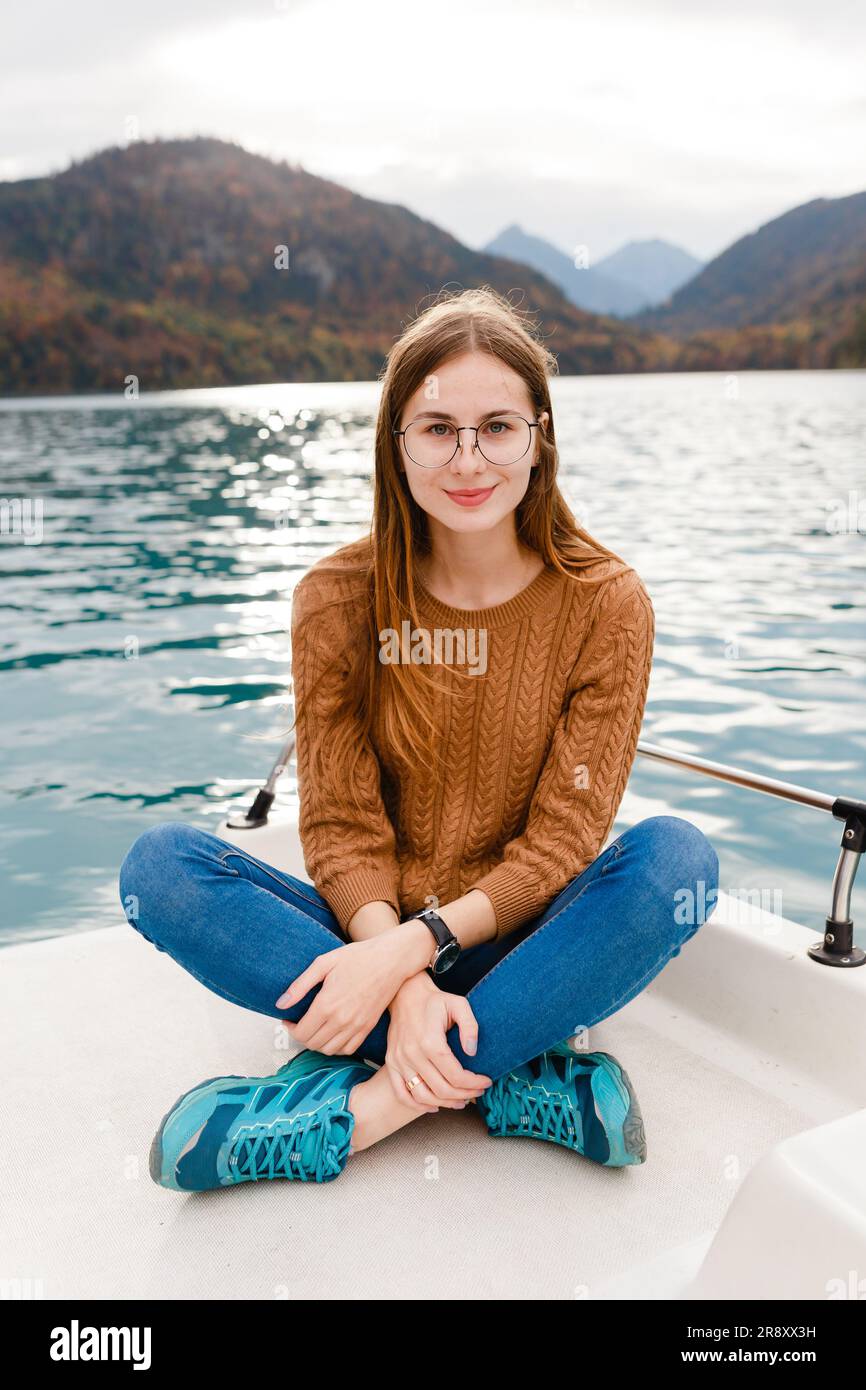 giovane donna in vacanza vicino a un lago alpino in austria Foto Stock