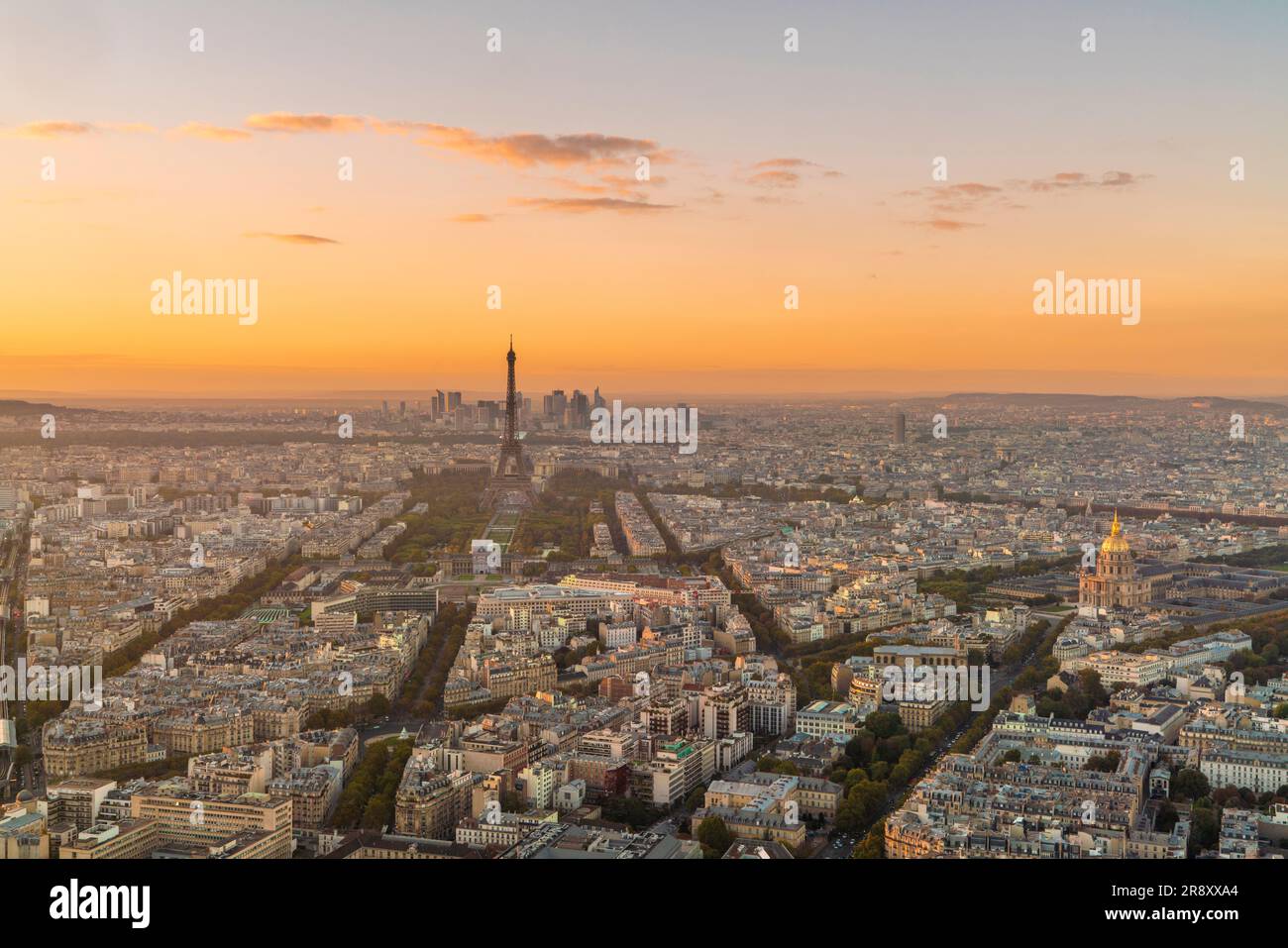 Skyline di Parigi con Torre Eiffel e la Defense, Parigi, Francia Foto Stock