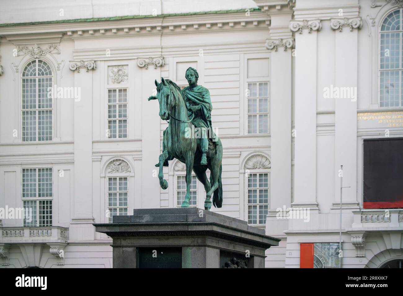 Statua del Kaiser Giuseppe II con Biblioteca Nazionale austriaca, Vienna Foto Stock