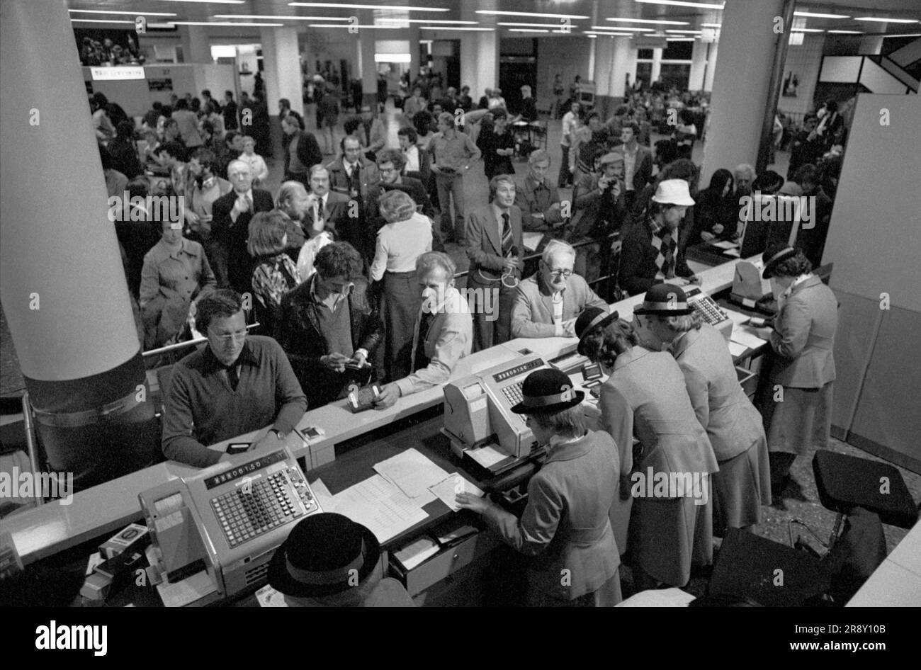 Clienti del volo inaugurale dello Skytrain passeggeri che stanno acquistando i biglietti in coda tutta la notte. Il primo volo ha avuto luogo tra molte pubblicità il 26 settembre 1977. Si trattava di un servizio giornaliero economico e senza fronzoli tra Londra Gatwick e JFK a New York. 1970 UK HOMER SYKES Foto Stock