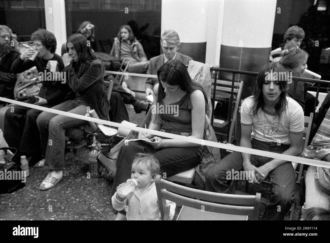 Clienti passeggeri in coda tutta la notte per acquistare i biglietti al mattino per la prima volta per la Skytrain inaugurale dei Freddie Lakers, volo che ha avuto luogo tra i molti clamore il 26 settembre 1977. Si trattava di un servizio giornaliero economico e senza fronzoli tra Londra Gatwick e JFK a New York. 1970 UK HOMER SYKES Foto Stock