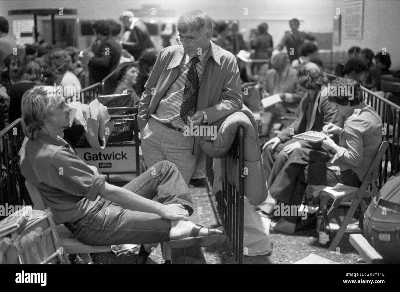 I clienti dello Skytrain fanno la fila per tutta la notte per acquistare i biglietti per il volo inaugurale, che si è svolto tra i più grandi successi il 26 settembre 1977. Si trattava di un servizio giornaliero economico e senza fronzoli tra Londra Gatwick e JFK a New York. 1970 UK HOMER SYKES Foto Stock