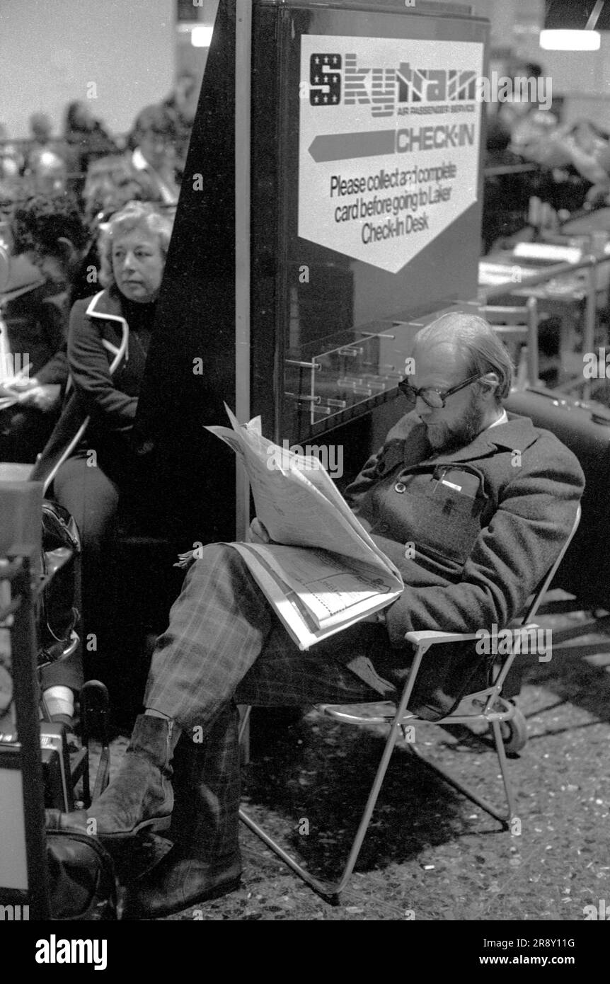 Il 26 settembre 1977, i passeggeri del volo inaugurale dello Skytrain in attesa di acquistare i biglietti per il primo volo hanno avuto luogo in un periodo di grande affluenza. Si trattava di un servizio giornaliero economico e senza fronzoli tra Londra Gatwick e JFK a New York. 1970 UK HOMER SYKES Foto Stock