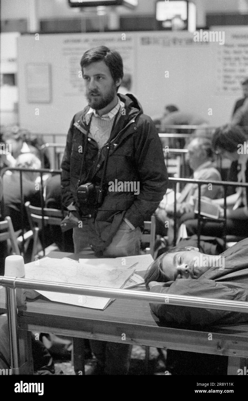 I clienti che fanno la fila tutta la notte per acquistare i biglietti al mattino per la cerimonia inaugurale dello Skytrain dei Freddie Lakers, volo che ha avuto luogo tra i tanti eventi il 26 settembre 1977. Si trattava di un servizio giornaliero economico e senza fronzoli tra Londra Gatwick e JFK a New York. 1970S UK HOMER SYKE Foto Stock