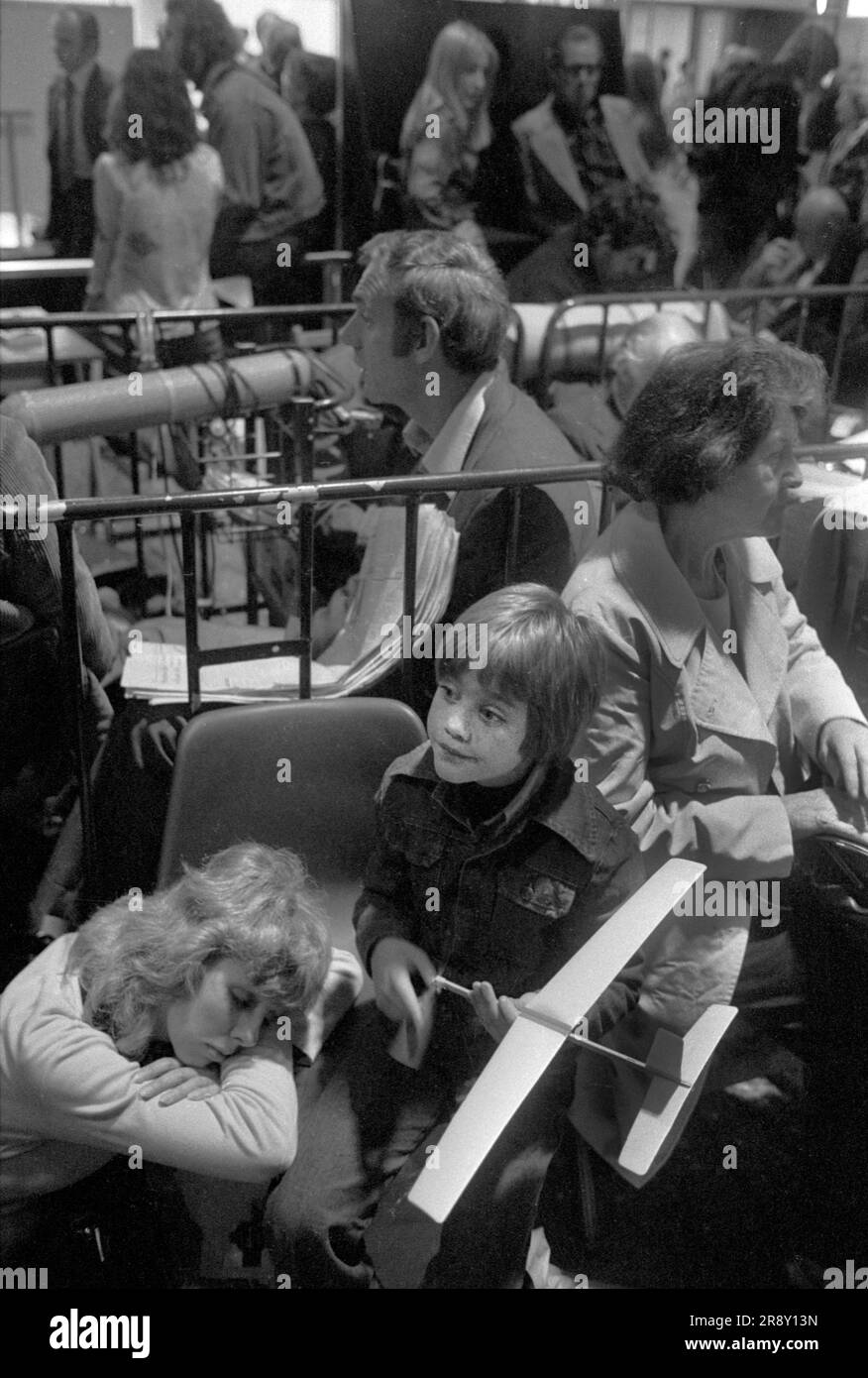 Stanco e stanco madre figliolo, i passeggeri attendono tutta la notte all'aeroporto di Gatwick per poter acquistare i biglietti per il Freddie Laker Skytrain, il volo inaugurale si è svolto con grande entusiasmo il 26 settembre 1977. Si trattava di un servizio giornaliero economico e senza fronzoli tra Londra Gatwick e JFK a New York. 1970 UK HOMER SYKES Foto Stock