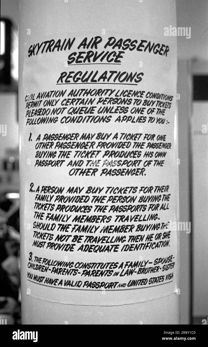 Segnaletica degli anni '1970 all'aeroporto di Gatwick. Freddie Laker lanciò Skytrain, il volo inaugurale ebbe luogo il 26 settembre 1977. Si trattava di un servizio giornaliero economico e senza fronzoli tra Londra Gatwick e JFK a New York. Foto Stock