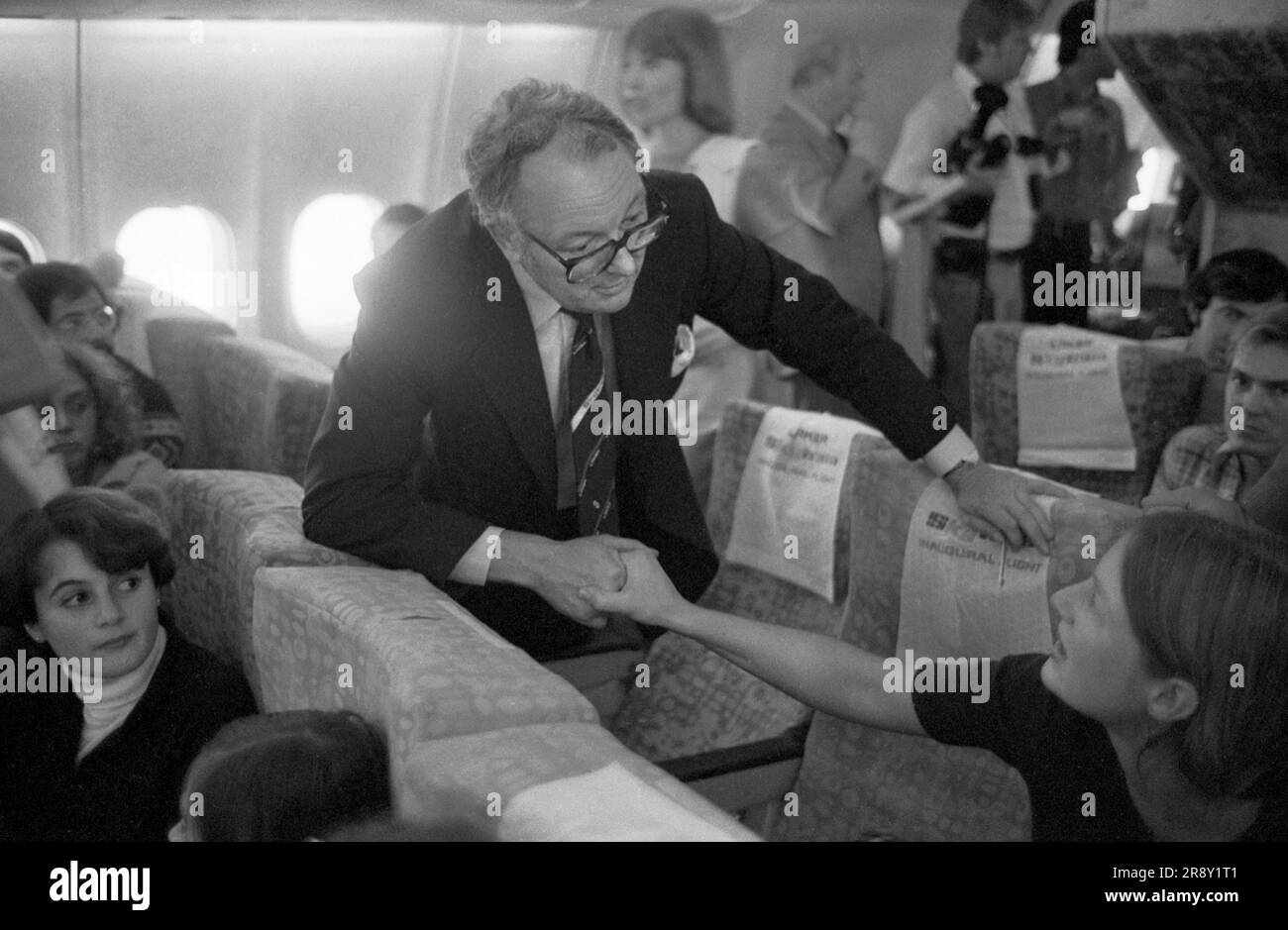 Freddie Laker lanciò Skytrain, il volo inaugurale ebbe luogo il 26 settembre 1977. Si trattava di un servizio giornaliero economico e senza fronzoli tra Londra Gatwick e JFK a New York. Freddie Laker parla con i passeggeri a bordo del volo inaugurale per New York. 1970 UK HOMER SYKES Foto Stock