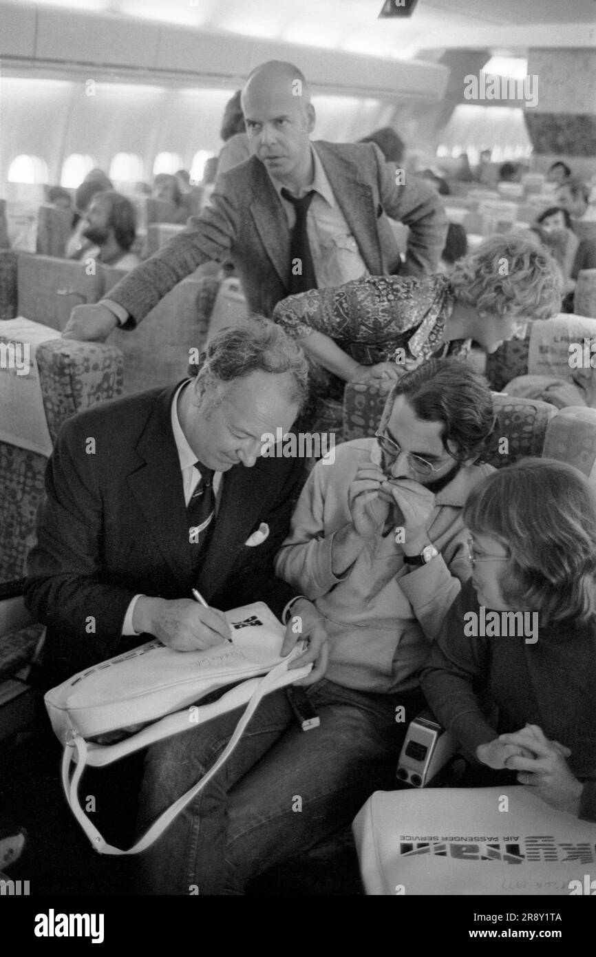 Freddie Laker lanciò Skytrain, il volo inaugurale ebbe luogo il 26 settembre 1977. Si trattava di un servizio giornaliero economico e senza fronzoli tra Londra Gatwick e JFK a New York. Freddie Laker firma i bagagli dello Skytrain, a bordo del volo inaugurale per New York. 1970 UK HOMER SYKES Foto Stock