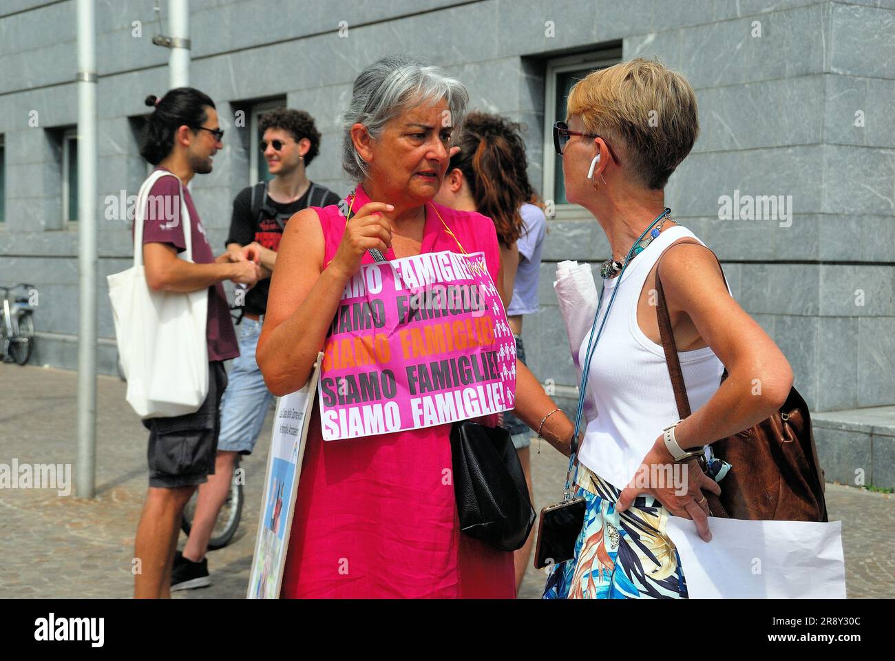 Padova, 23 giugno 2023 famiglie arcobaleno, bambini con due madri, flash mob dinanzi al Tribunale di Padova contro la cancellazione dei certificati di nascita dei figli di coppie dello stesso genitore decisi dal Tribunale di Padova. Crediti : Ferdinando Piezzi/Alamy Live News Foto Stock